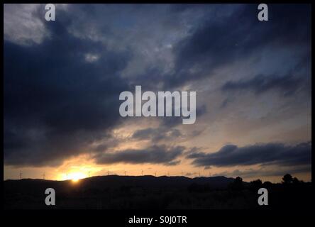 Tramonto spettacolare su turbine eoliche a La Fatarella, Catalogna, Spagna. Foto Stock