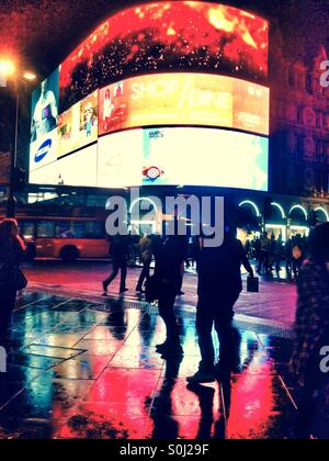 Piccadilly Circus a Londra in una piovosa notte Foto Stock