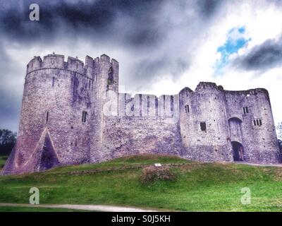 Un giorno di tempesta a Chepstow Castle, Galles. Foto Stock