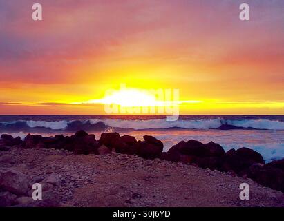 Alba sul golfo del Messico golden sky con onde che si infrangono in primo piano Foto Stock