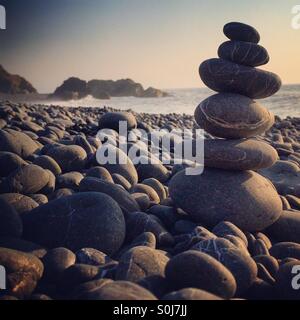 Pietre sulla spiaggia Foto Stock