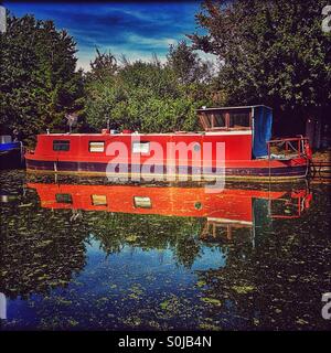 Canal Boat ormeggiato sul Grand Union Canal, Greenford, London Borough of Ealing, West London, England, Regno Unito, Europa Foto Stock