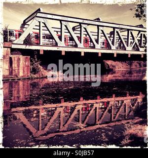 Linea centrale treno sotterraneo passando sopra il Grand Union Canal, Greenford, London Borough of Ealing, West London, England, Regno Unito, Europa Foto Stock