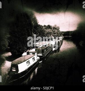 Canal barche ormeggiate sul Grand Union Canal, Greenford, London Borough of Ealing, West London, England, Regno Unito, Europa Foto Stock