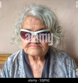 Donna anziana con occhiali da sole Foto Stock