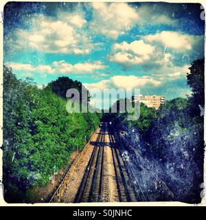 Binari del treno, Sudbury Hill stazione della metropolitana London Borough of Brent, a nord ovest di Londra, England, Regno Unito Foto Stock