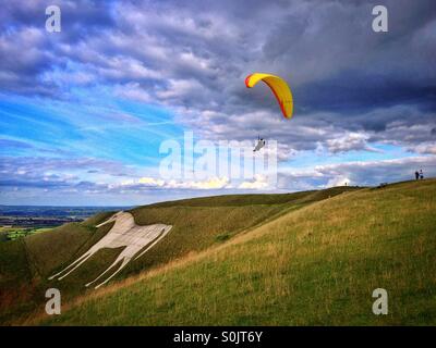 Parapendio volare al Westbury White Horse Foto Stock