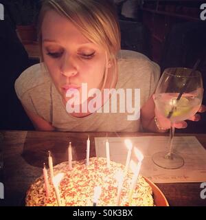 Ragazza soffiando fuori candele Foto Stock