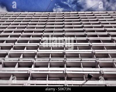 Al di fuori di guardare in su verso la parete dell'edificio con balconi Foto Stock