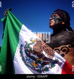 Una sfera di Maya player dal Messico tenere la bandiera messicana in occasione della cerimonia di apertura del primo ¨Pok Ta Pok¨ maya della palla di gioco World Cup en piste, Tinum, Yucatan, Messico. Foto Stock