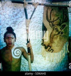 Una sfera di Maya player dal Messico tenere un banner di un cervo in occasione della cerimonia di apertura del primo ¨Pok Ta Pok¨ maya della palla di gioco World Cup en Chichen Itza, pista, Tinum, Yucatan, Messico. Foto Stock