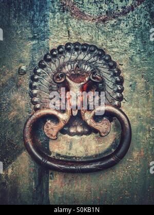Un metallo vintage maniglia della porta su una chiesa in legno porta nella Germania meridionale Foto Stock