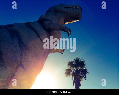 T Rex dinosauro attrazione sul ciglio della strada lungo la statale a Cabazon, California vicino a Palm Springs. (Sig. Rex's Dinosaur avventura) Foto Stock