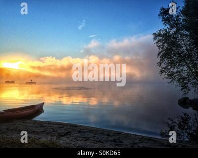 Il Lago Pleasant all'alba, New London, New Hampshire, STATI UNITI D'AMERICA Foto Stock