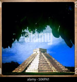 Il Mayan-Toltec Piramyd del sole o Piramyd di Kukulkan a Chichen Itza, pista, Tinum, Yucatan, Messico Foto Stock