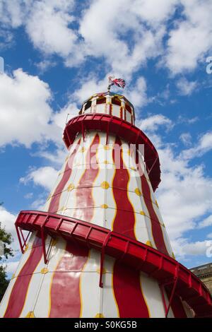 Un vecchio quartiere fieristico Helter Skelter nel centro di York. Una vista verso l'alto con un cielo blu dietro. Foto Stock