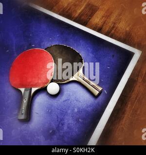 Due tavoli da ping pong pipistrelli e una sfera Foto Stock