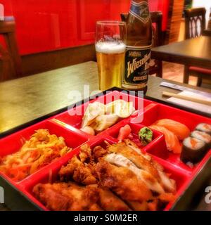 Bento giapponese box la cena con birra a Vienna, in Austria Foto Stock