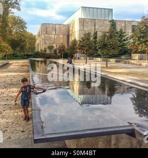 Ragazzo giocando in fontana presso Barnes Foundation Art Museum, Philadelphia, Pennsylvania Foto Stock