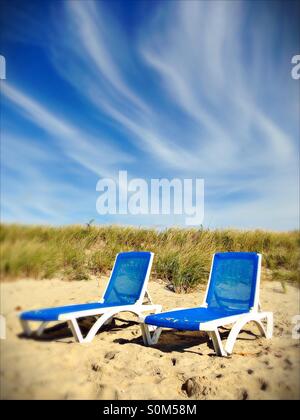 Due blue beach sedie in dune. Foto Stock