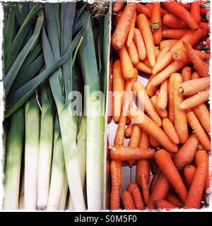 Porri e carote per la vendita in un supermercato Foto Stock