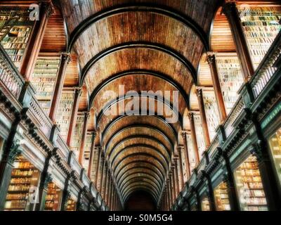 La vecchia libreria sala lunga presso il Trinity College di Dublino, Irlanda Foto Stock