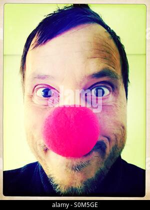 Uomo con red clown naso Foto Stock