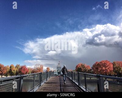 Uomo che cammina verso Parc du basin Bonsecours , la Vecchia Montreal, Quebec, Canada Foto Stock