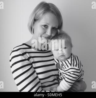 Madre e figlio in bianco e nero Foto Stock