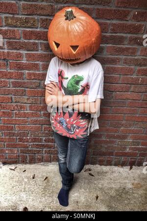 Jack Pumpkinhead, ragazzo che indossa una maschera. Jack o lanterna. Foto Stock