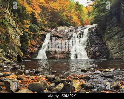 Laurel cade, Carter County Tennessee, lungo l'Appalachian Trail in autunno Foto Stock