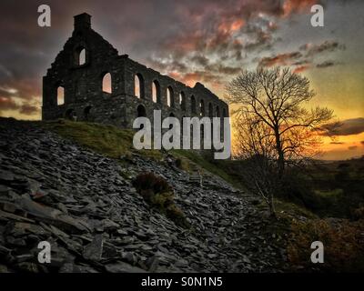 Ardesia Ynysypandy Mill al tramonto, Cwmystradllyn, Snowdonia National Park, North Wales, Regno Unito Foto Stock