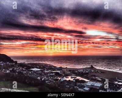 Drammatico tramonto sul mare a Hastings, East Sussex, England, Regno Unito Foto Stock