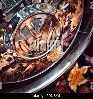 Una VW coprimozzo in chrome in autunno Foto Stock