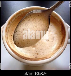 Café con leche [caffè fresco con latte], Catalogna, Spagna. Foto Stock