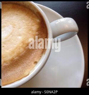 Café con leche [caffè fresco con latte], Catalogna, Spagna. Foto Stock