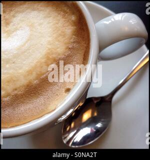 Café con leche [caffè fresco con latte], Catalogna, Spagna. Foto Stock