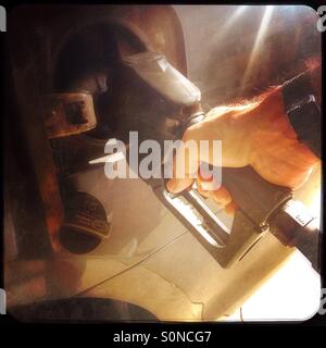 Persona il pompaggio del gas Foto Stock