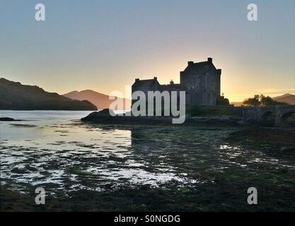 Sunset Eilean Donan Castle, Scozia Foto Stock