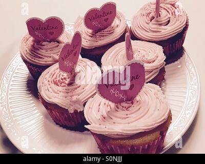 Rosa il giorno di San Valentino i tortini preparati freschi. Foto Stock