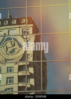 Edificio classico deformato nella costruzione di ufficio di riflessione di windows Foto Stock