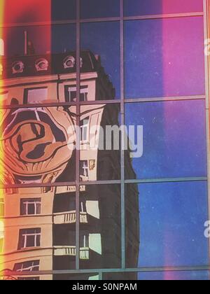 Edificio classico deformato nella costruzione di ufficio di riflessione di windows Foto Stock
