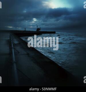 Un moody inverno sera a Gorleston On Sea in Norfolk Foto Stock