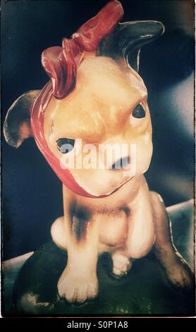 Arlis Vintage 1947 chalk figurina/cane con un mal di denti Foto Stock