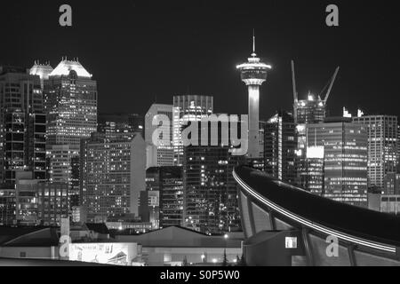 Calgary skyline in bianco e nero con la sella fatto e la Calgary Tower in vista Foto Stock