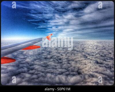 Sopra le nuvole - Una vista al di fuori della finestra di aeromobili di un volo EasyJet mentre viaggia in Francia settentrionale. Credito foto - © COLIN HOSKINS. Foto Stock