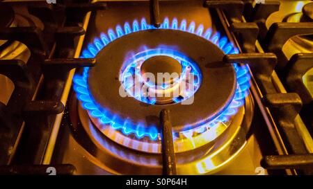 Doppio anello di gas su di un piano di cottura, la combustione con fiamma blu Foto Stock