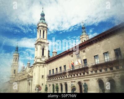 Vista della Basilica di Nostra Signora del pilastro e il municipio di Saragozza in Spagna Foto Stock