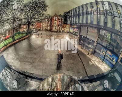 L uomo riflette in cielo uno specchio in Nottingham. (Modello di rilascio può essere reso disponibile come soggetto è il fotografo) Foto Stock