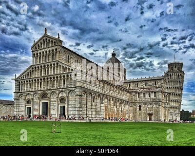 I turisti a piedi intorno al Duomo di Santa Maria Assunta e la famosa Torre Pendente di Pisa, Toscana, Italia. Questa zona è conosciuta come il Campo dei Miracoli. Credito foto - © COLIN HOSKINS. Foto Stock